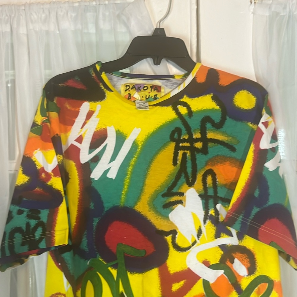 DAKOTA B.L.U.E Allover Graffiti Print TEE Men’s Medium T-shirt